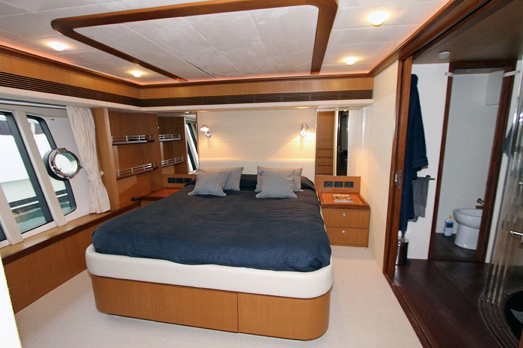 2005 FERRETTI YACHTS 731 